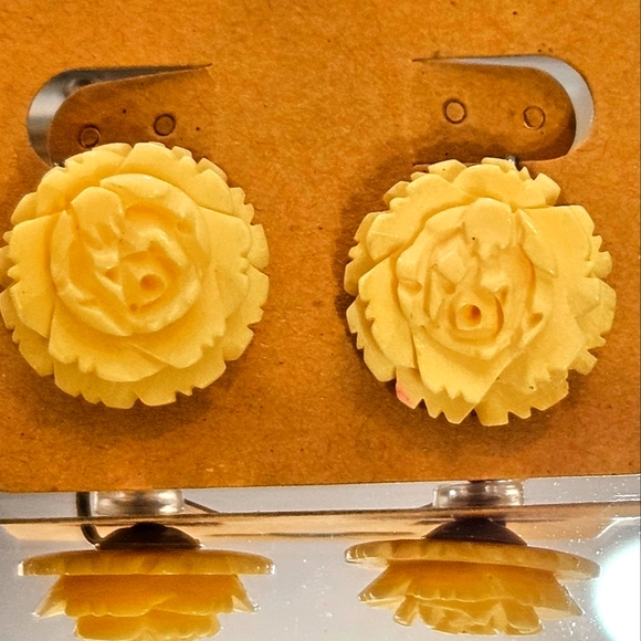 Source Unknown Jewelry - Vintage Celluloid/Casein Flower Screwback Earrings